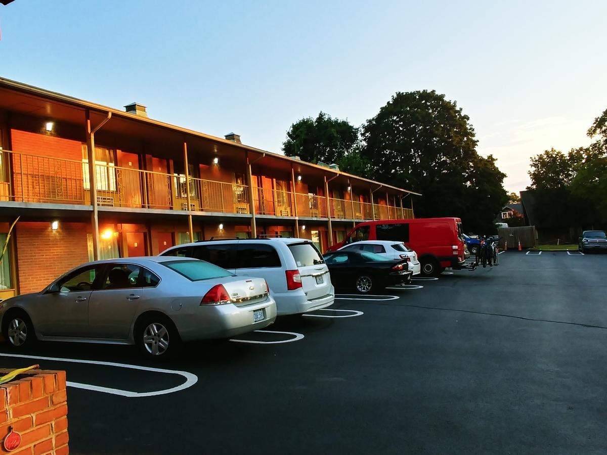Royal Inn Motel フロント・ロイヤル エクステリア 写真