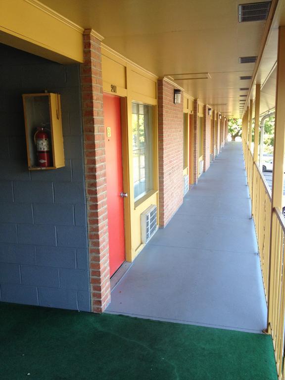 Royal Inn Motel フロント・ロイヤル エクステリア 写真