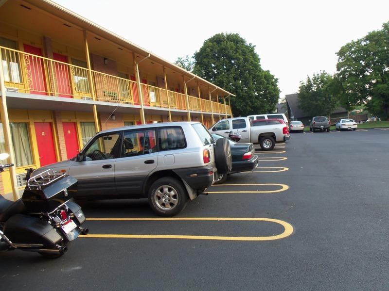 Royal Inn Motel フロント・ロイヤル エクステリア 写真