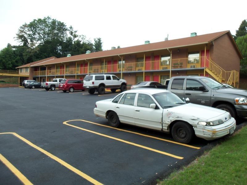 Royal Inn Motel フロント・ロイヤル エクステリア 写真