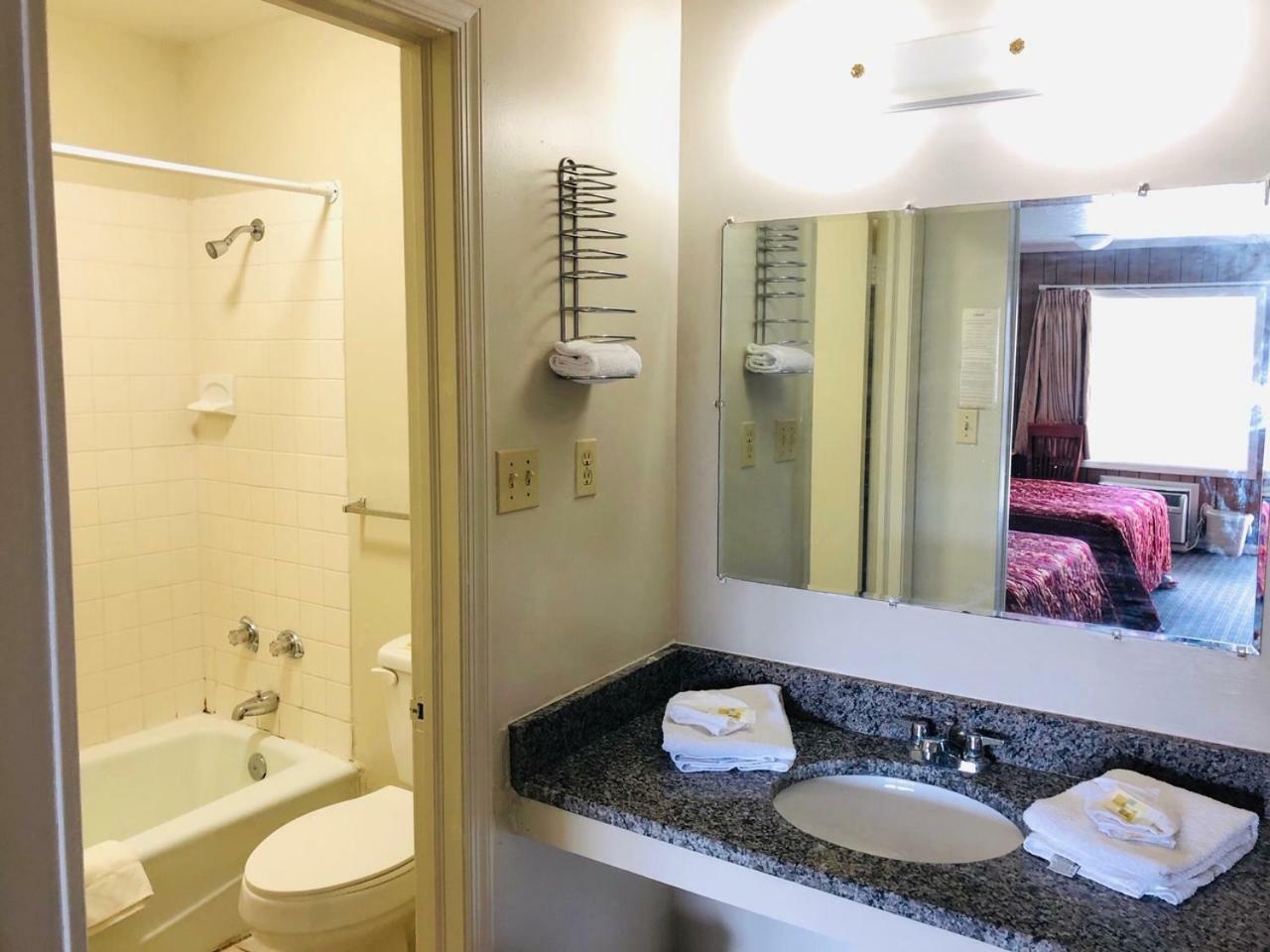 Royal Inn Motel フロント・ロイヤル エクステリア 写真