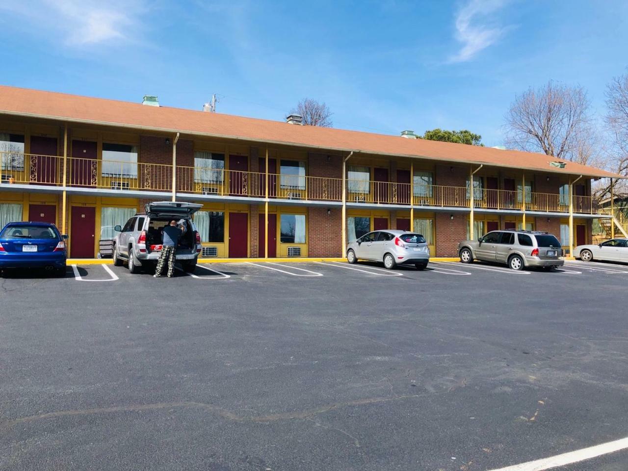 Royal Inn Motel フロント・ロイヤル エクステリア 写真